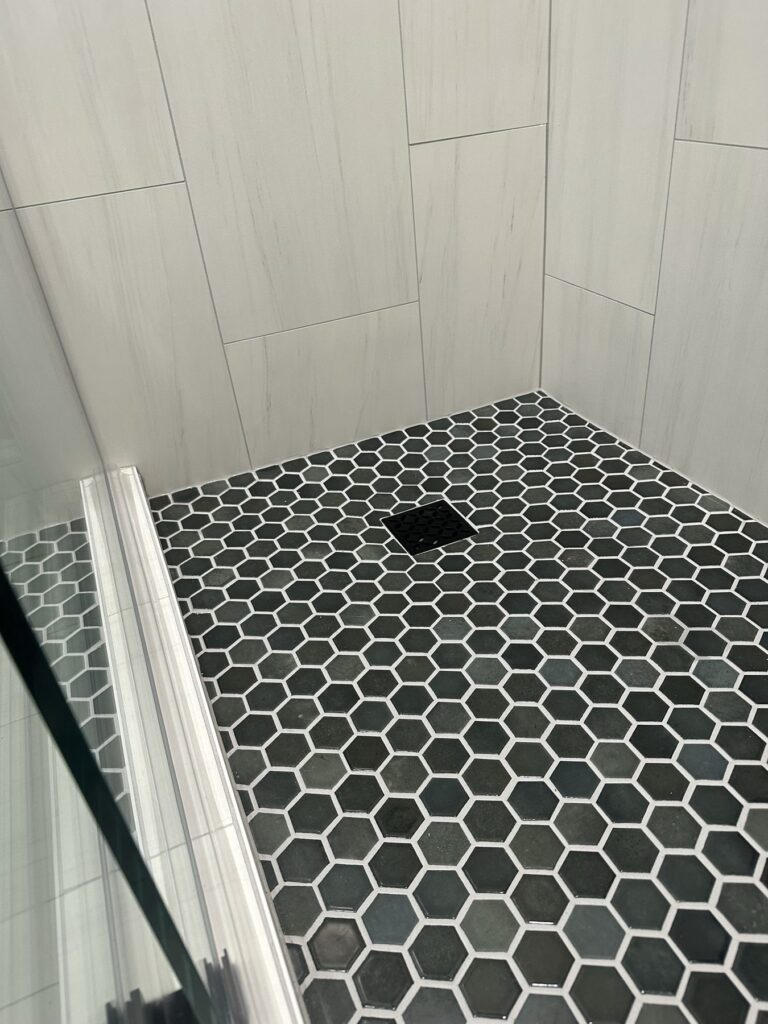 Keller shower floor in black hexagon mosaic